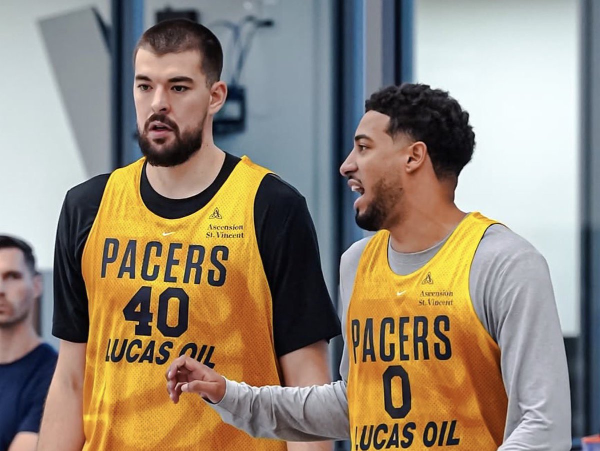 AlexGoldenNBA's tweet photo. Day 2 of Training Camp for the Pacers is in the books.

Coach Carlisle and Braden Smith spoke to the media and shared a lot of insight.  

•Are the Starters making progress?
•Oubre’s early camp impressions
•Braden bulked up this summer💪 
•MORE

Read: https://t.co/l4YgBYGsSz https://t.co/vEJnWQ9HMA