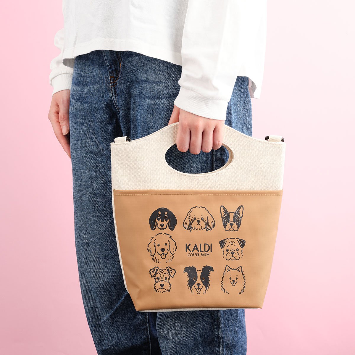 KALDI_webshop's tweet photo. 【10/1（木）抽選申込み開始！「いぬの日おさんぽバッグ」】
わんちゃんのイラストが可愛らしい「いぬの日おさんぽバッグ」が今年も登場！
マチ付きで使いやすい刺繍入りスクエアポーチとえんどう豆スナック、クッキーをバッグにセットしました。
実店舗のみで事前抽選販売となります。
https://t.co/X9mPaWwv1K