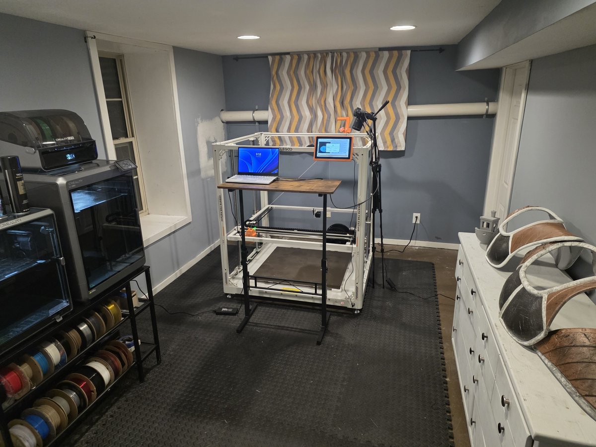 SwordLordStu's tweet photo. One of my favorite rooms is the house 
#3dprint #crafting #studio #orangestormgiga https://t.co/emf7MetjdC