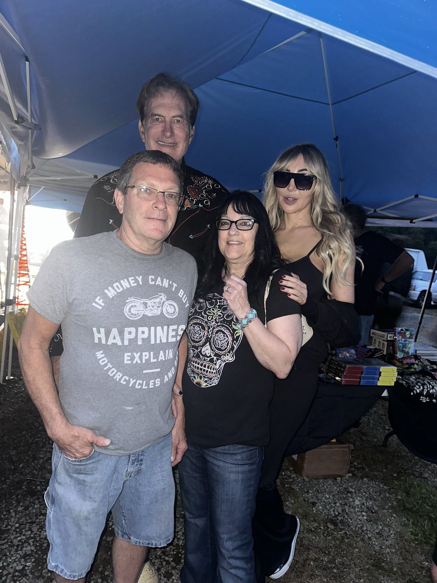 alonna_lee's tweet photo. A couple weeks ago, my parents got to meet @therealjoebob and @kinky_horror with us, and my mom said my dad is still showing his coworkers the pics 😂😭. https://t.co/sGIPZlCtuf