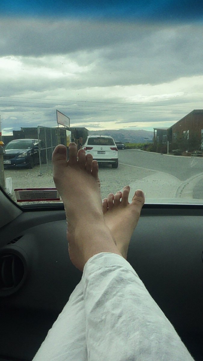Vrouse2002's tweet photo. Morning morning attention human wallets going to get my nails done who’s the lucky little piggy today🐽🐽🐽 $125 should do…. #feet #feetfetısh #humanwallet #piggy #toes https://t.co/PNWPotroCf