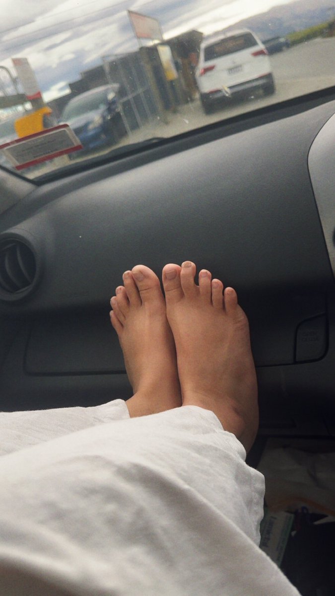Vrouse2002's tweet photo. Morning morning attention human wallets going to get my nails done who’s the lucky little piggy today🐽🐽🐽 $125 should do…. #feet #feetfetısh #humanwallet #piggy #toes https://t.co/PNWPotroCf