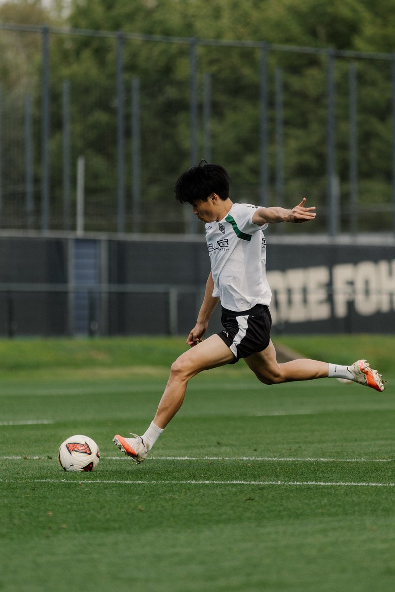 borussia_jp's tweet photo. トレーニングの様子📸
＃ボルシアMG ＃町野修斗 ＃宇野禅斗 ＃橋岡大樹 https://t.co/Pnmdsj5QF7