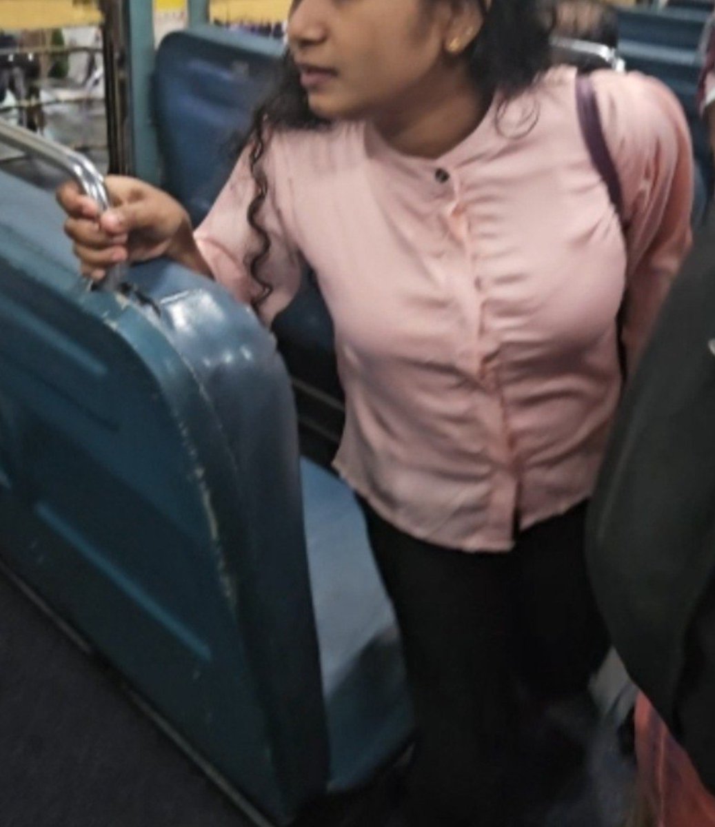 itemthulukachi's tweet photo. Train la candid pinju mola eppadi iruku https://t.co/UHj512VCsL