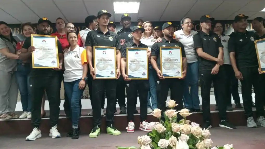 SuselyMorfaG's tweet photo. Junto a @MilaxyA y un grupo de compañeros abanderamos hoy a nuestro equipo de béisbol,  la maquinaria naranja orgullo de esta tierra . https://t.co/bOvNSM4bCK