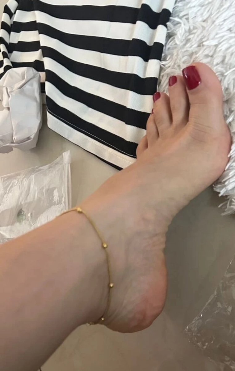 goddess_pakfin's tweet photo. how is my red nailpaint losersss
DM for session https://t.co/YgN0mlyzcI