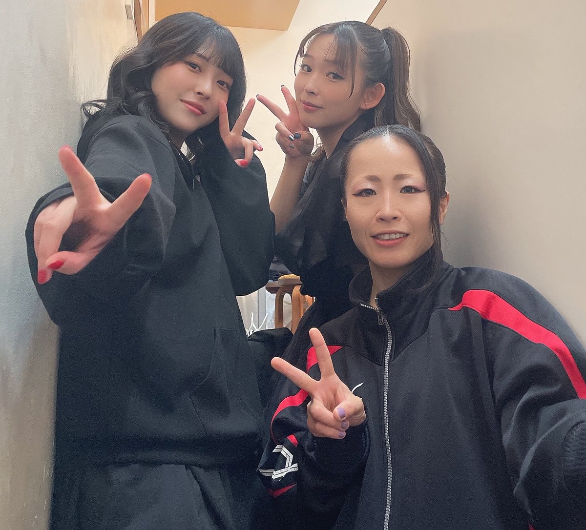 a0miya's tweet photo. 百花繚乱2日目！快晴だぁ🤘🌞🤘
本日は結チームの初日ッ
気合い入れて行くぞー🏃🏃🏃

原神プレイヤーのかづーさちゃんと二人でオススメしまくって原神始めてくれたあやかちょん🫶勝手に原神組って呼んでるw
二人とも可愛くておもしれー女です❤️

#ビスプロ7 #ビス百花 https://t.co/4XZX30NzG4