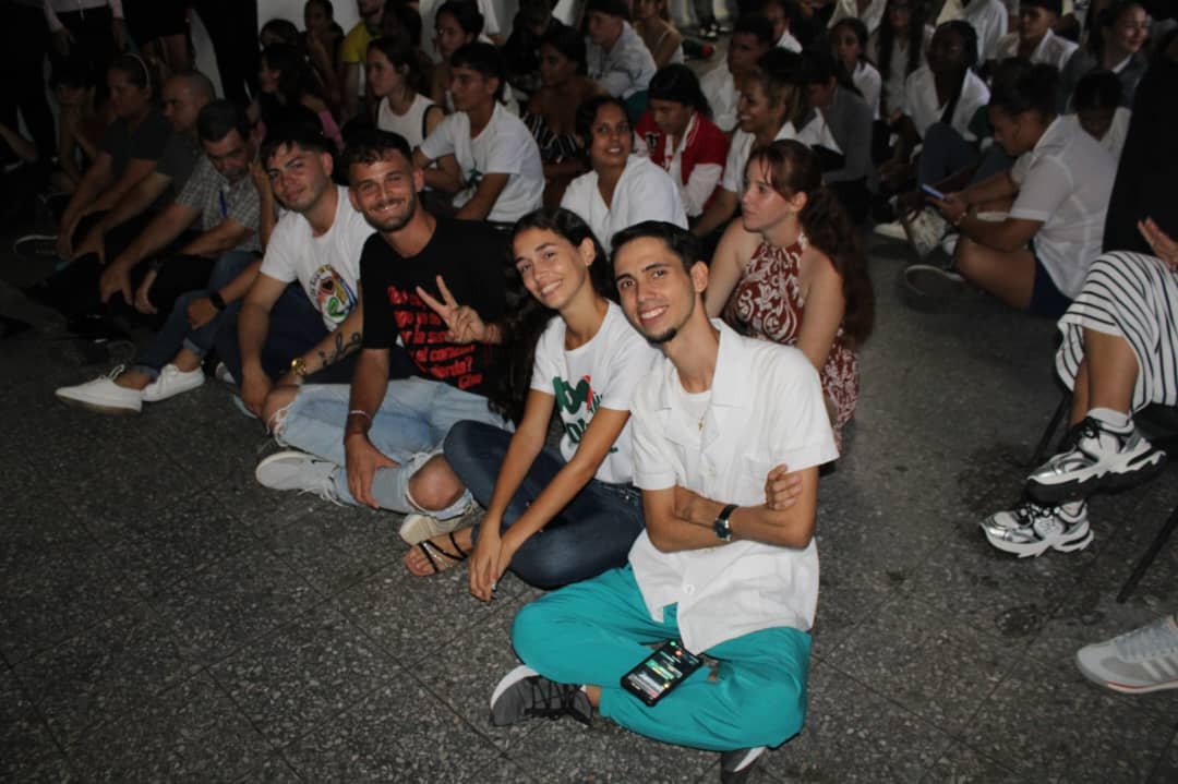 UcmMedicina's tweet photo. Peña Universitaria: "Latido Universitario", participa el presidente de la OCLAE, @José Alejandro Alonso Cáseres
La #FeuUCMPinar y la #FeuUPR, se hermanaron en una sola para esperar con ansias el Acto Nacional de Ingreso a la #FEU.
#100AñosConFidel
#UCMPINARXLAEXCELENCIA https://t.co/pF4SITNocj