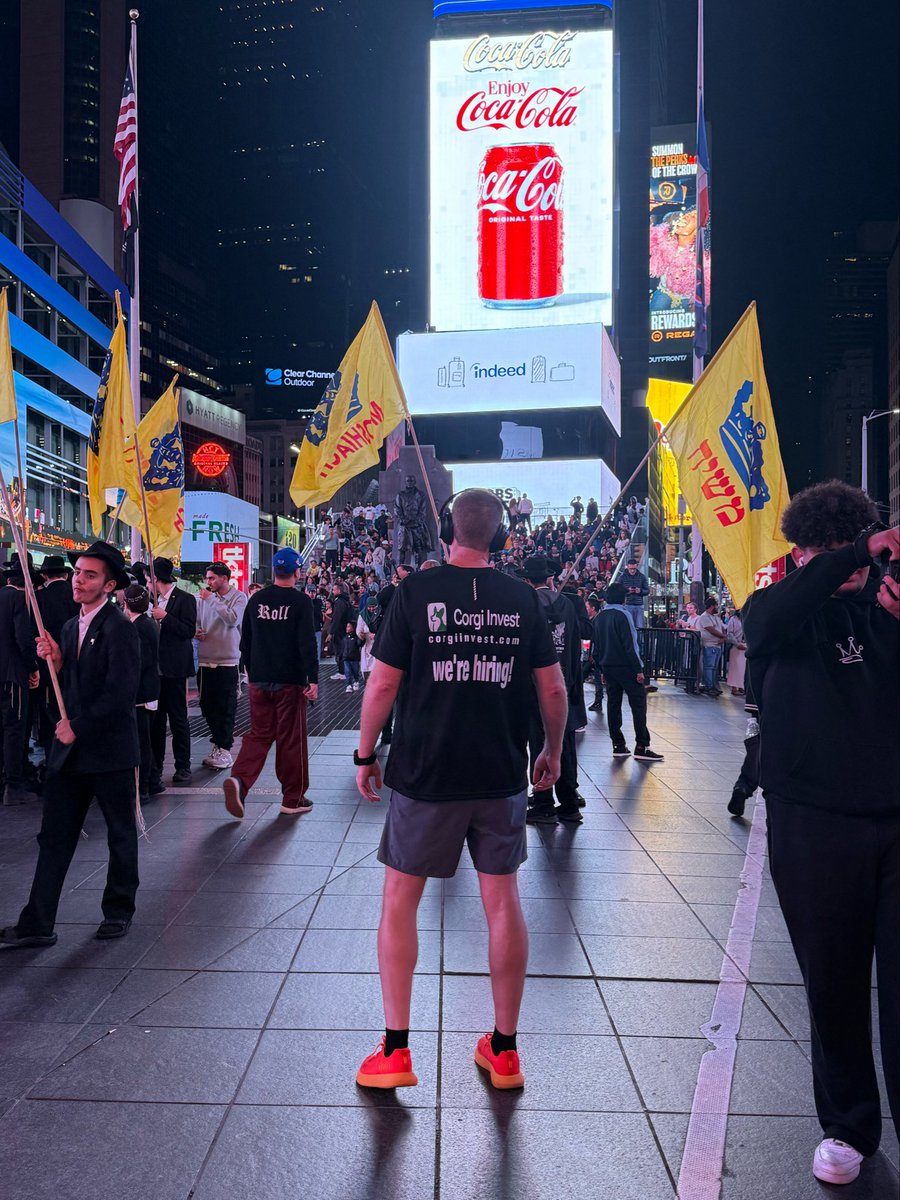 corgi_chicago's tweet photo. midnight miles through Time Square are a thrill, similar to running through Chicago in the evenings. even after leaving the house at 2:30am from Chicago for NY, a dog still has to run and grabbed a quick 3.1 miles.  @UseCorgi only has one speed — full throttle. @CorgiInvest https://t.co/YMJiADG4Ho