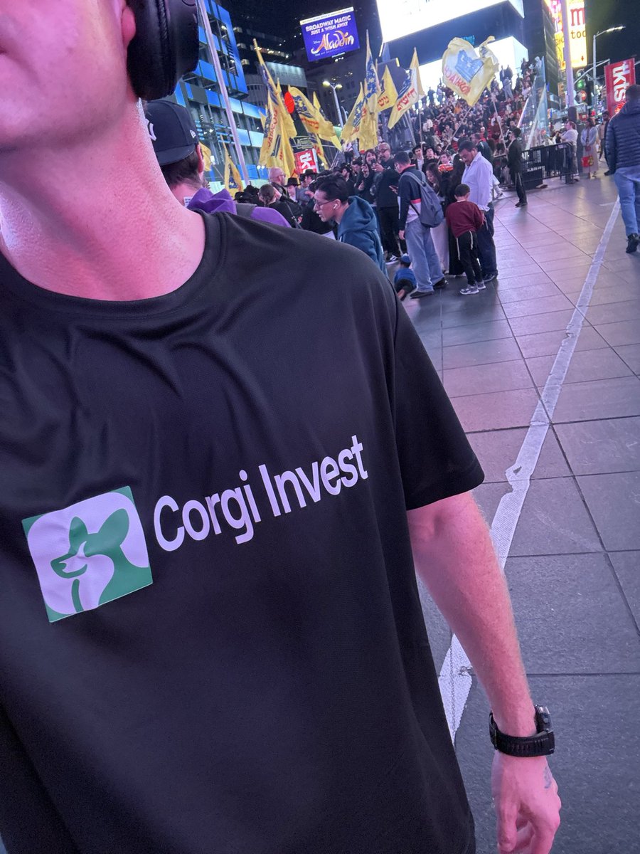 corgi_chicago's tweet photo. midnight miles through Time Square are a thrill, similar to running through Chicago in the evenings. even after leaving the house at 2:30am from Chicago for NY, a dog still has to run and grabbed a quick 3.1 miles.  @UseCorgi only has one speed — full throttle. @CorgiInvest https://t.co/YMJiADG4Ho