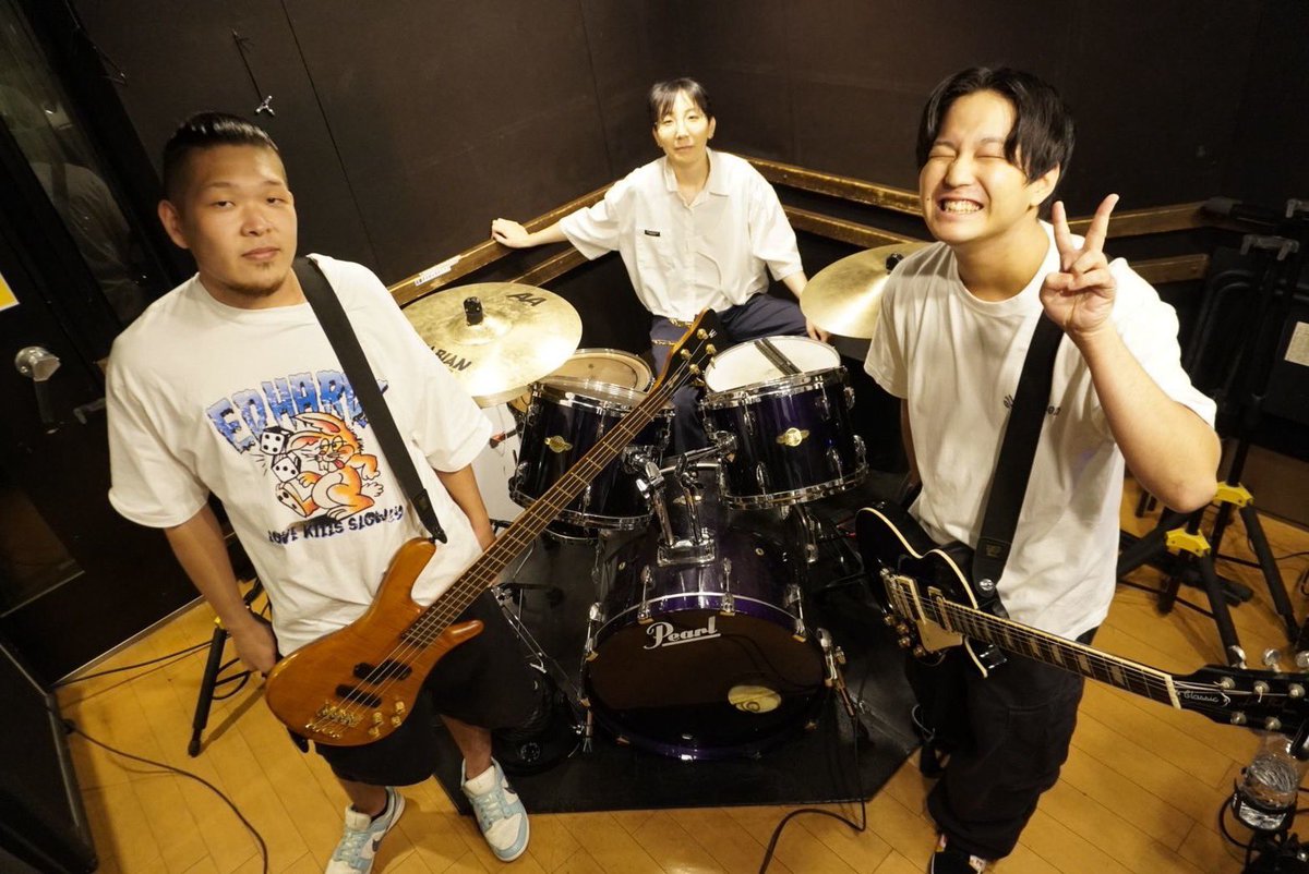 THANX_A_LOT_JPN's tweet photo. 日本語スリーピースバンド、
THANX A LOT 始めます。

​Gt/Vo : Kazuma @gau_merodic
Ba : Keigo @k5_GtVo_Ba
Dr : AOI @J0Al4

メロコア、ポップパンクを軸に、
歌詞とメロディを大切にした音楽をやってます。

これからたくさんの人と、たくさんの場所で出会えたら。

よろしくお願いします！ https://t.co/30HeVQroJe