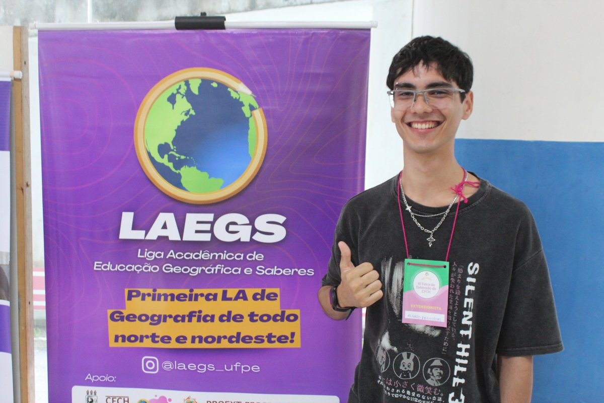 eu_431's tweet photo. Hoje teve evento de projetos de extensão. Aí fui pedir pra tirarem uma foto e lancei a única pose que sei fazer  😁👍🏻 https://t.co/fBaapcLwjF