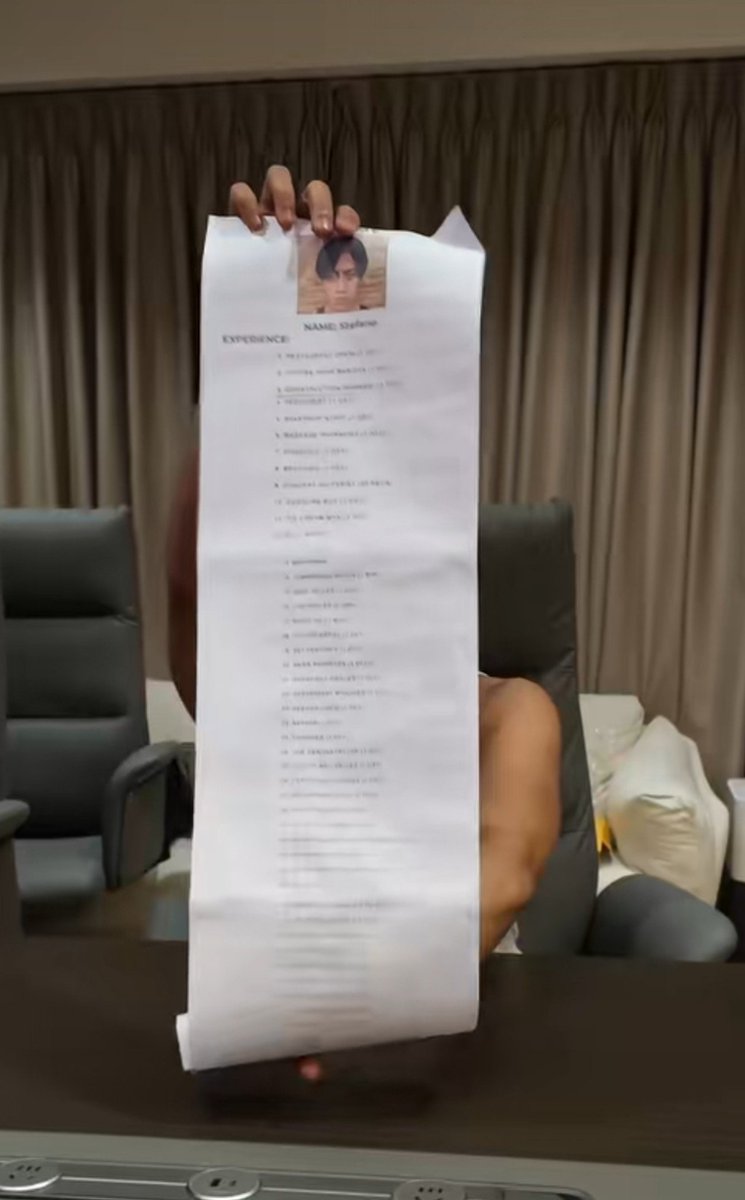 sunnsshhinne's tweet photo. Ramai Vilmei buat konten downgrade as a jobseeker tapi terlihat pakai sendal crocks, nailart cetar, dan cincin berlian dijari tengah.

Kenalin, dia Stefano konten kreator dari Filipina. Salah satu kontennya yaitu "work as..." dengan cobain semua jenis pekerjaan.

Bikin menarik dari kontennya, gimana profesi dijadikan sesuatu yang fun untuk ditonton tanpa harus membingkai profesinya sebagai sesuatu yang “turun level”. Justru, dia memperkenalkan berbagai macam profesi dan gambaran daily work dengan cara yang ringan dan entertaining.

Menurut gue, konsep seperti ini lebih menarik karena bisa memutus pandangan rendah atau stereotip dari beberapa profesi, mendorong explorasi karir, dan mengenalkan berbagai macam keterampilan dari berbagai macam profesi.