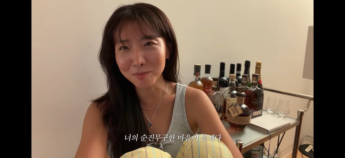 orrrrorrrorror's tweet photo. 순진무구한 소녀들 이 영상 꼭 봤으면 좋겠어

난 진짜 20대 내내 내가 정잘 좋아하고 하고 싶은 것만 하고 살았거든 불편하고 낯선 선택과 현실은 다 외면했었는데 작년부터 그 알을 과감히 깨부수고 나오면서 느낀 것은 이게 진정한 공부였다는 거야

이 삶을 정말 사랑한다면 어떤 일을 사랑한다면 방구석애서 공부하고 인간 시러 하면서 고립되는 게 아니라 정말 세상 속에서 내 알을 부수면서 불편해하면서 욕하면서 나아가는 것이 진짜 학습이더라

온실 속 화초가 되지 말자