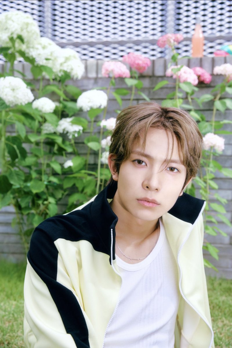 hsngpilled's tweet photo. heeseung’s spotify and weverse profiles have updated 🌸🥹

HE LOOKS SO PRETTY! natural concept photos r my favorite https://t.co/9TZ1T146xS