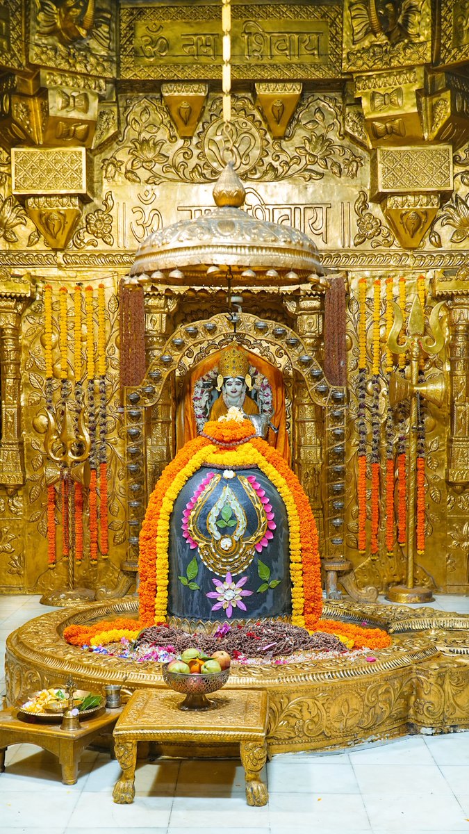 Somnath_Temple's tweet photo. श्री सोमनाथ महादेव मंदिर,
प्रथम ज्योतिर्लिंग - गुजरात (सौराष्ट्र)
दिनांक: 01 अक्टूबर 2026, भाद्रपद कृष्ण पंचमी - गुरुवार
प्रातः श्रृंगार 
102611303
#somnath #mahadev #shivji
#bhakti #somnathlivedarshan #somnathtemple #JaiSomnath #SomnathSwabhimaanParv

Whatsapp Channel Daily Darshan https://t.co/sndKP0fuKq