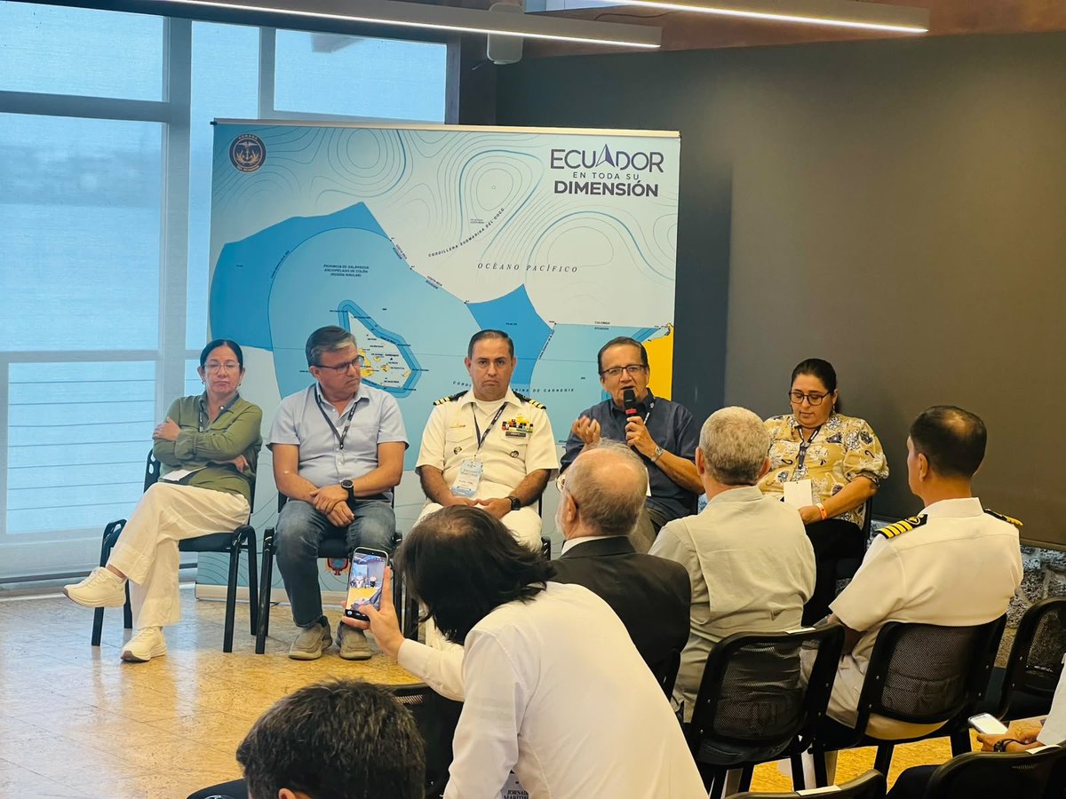 EcuadorMAE's tweet photo. 📍 [AGENDA EN TERRITORIO]

Santa Cruz, Galápagos | El subsecretario Marino Costero y Oceánica, Luis Arriaga, participó en las jornadas marítimas organizadas por la Dirección Nacional de Espacios Acuáticos de la @armada_ecuador, como un aporte a la futura estrategia de gobernanza oceánica del Ecuador.

Durante los días 29 y 30 de septiembre de 2026, la autoridad fue parte de varios espacios de trabajo, liderados por @inocarec, relacionados con la gestión sostenible de los recursos naturales en el archipiélago y la importancia de la Estrategia Nacional de Gobernanza Marino-Costera y Oceánica para la gestión en la provincia de Galápagos.