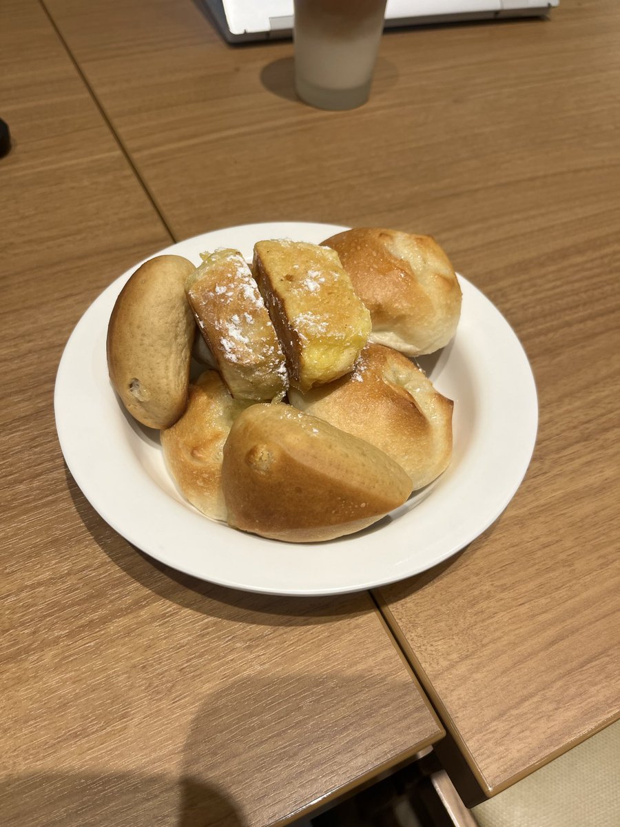 cramake_ceo's tweet photo. パン食べ放題は甘いの食べがちな男 https://t.co/ap0qDqyF0I