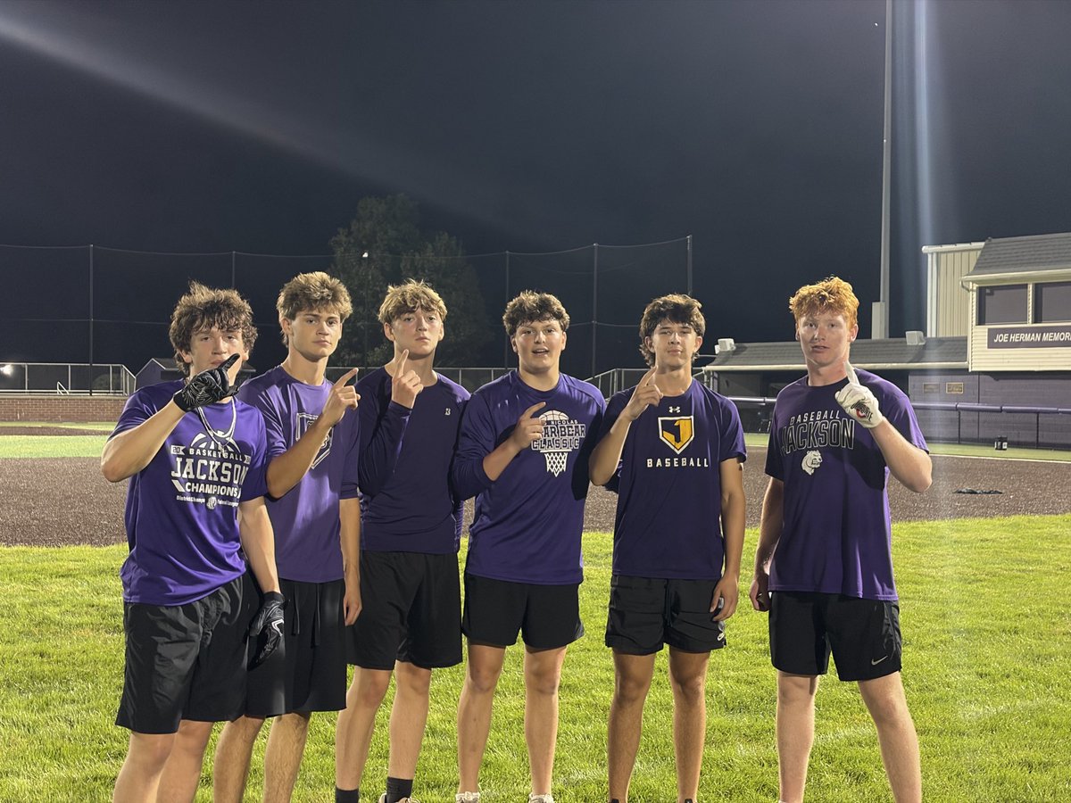 JHSbaseball2014's tweet photo. Week 1 Flag 🏈 &amp; 28s 🥇win 10-7-2 over the 27s🥈and 29s🥉 https://t.co/9ct3Grg1LP