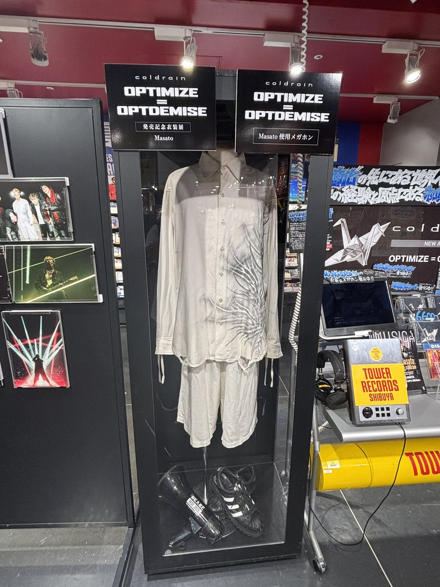 BKWBuddies's tweet photo. タワレコ渋谷でやってるcoldrainの発売記念展示会見に行ってきた
メガホン使用感がめっちゃすごい
#coldrain https://t.co/E0hQe4Kc4o