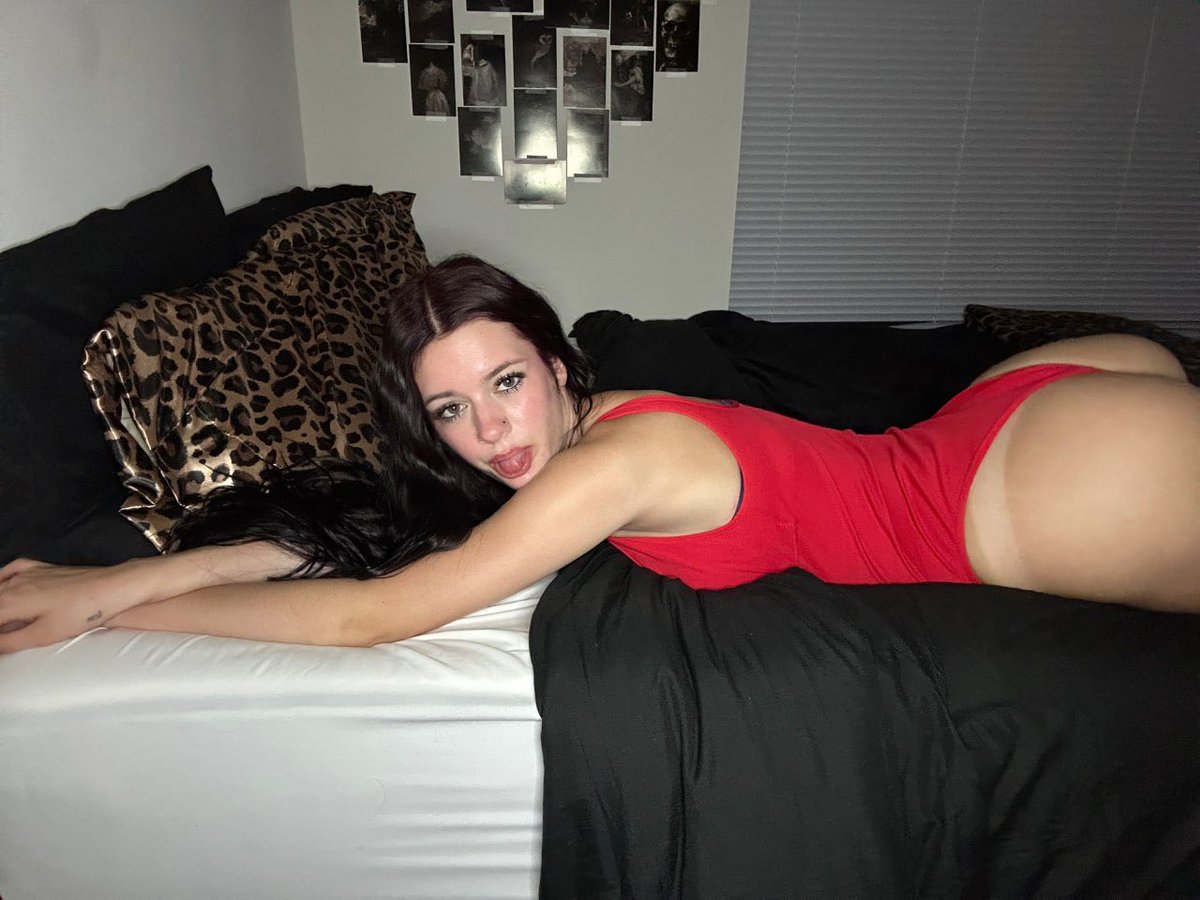 BernJohnsonn's tweet photo. i think these swimwear deserve an award for holding everything together https://t.co/nv1XtsB9Jz