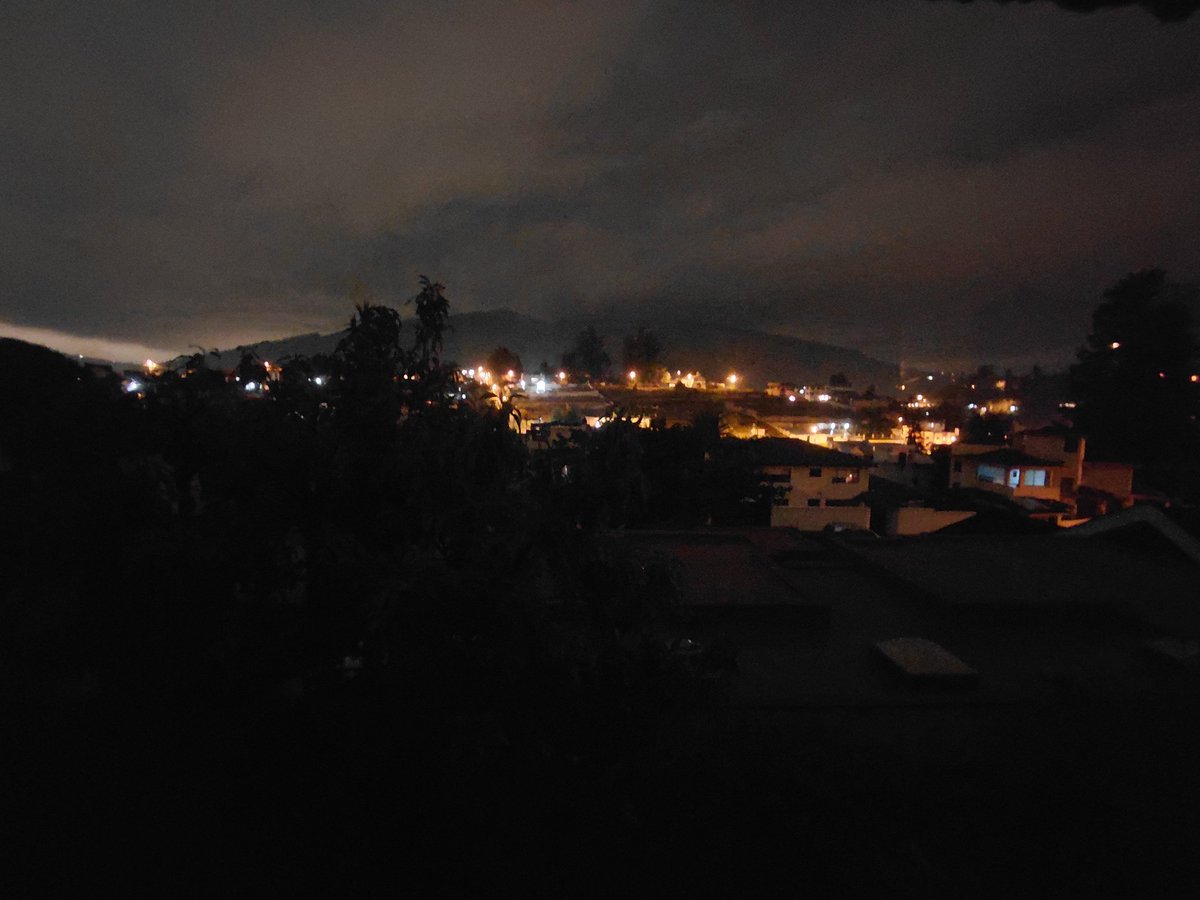 SomosEstrategia's tweet photo. Corte de luz en el Valle de los Chillos. 

Usuarios denuncian que llevan casi 4 horas de corte y la @ElectricaQuito no informa la causa. https://t.co/xJaFiiji5F