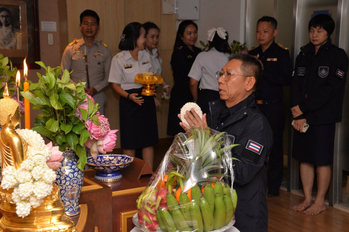 PrTreasury's tweet photo. นายอัครุตม์ สนธยานนท์ อธิบดีกรมธนารักษ์ เข้าสักการะสิ่งศักดิ์สิทธิ์ประจำกระทรวงการคลัง และกรมธนารักษ์

อ่านต่อได้ที่
🔗 : https://t.co/EHR8KaYoBp

#PR_TRD #กรมธนารักษ์ #ประชาสัมพันธ์กรมธนารักษ์ https://t.co/Nn7J3G2tlE