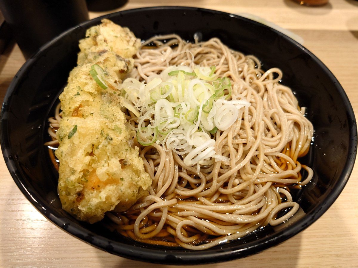 J10_0410's tweet photo. 品川エキュートの立食い蕎麦にてお昼。冷やしちくわ天蕎麦大。美味しゅうございました。 https://t.co/MSZ69OyEjr
