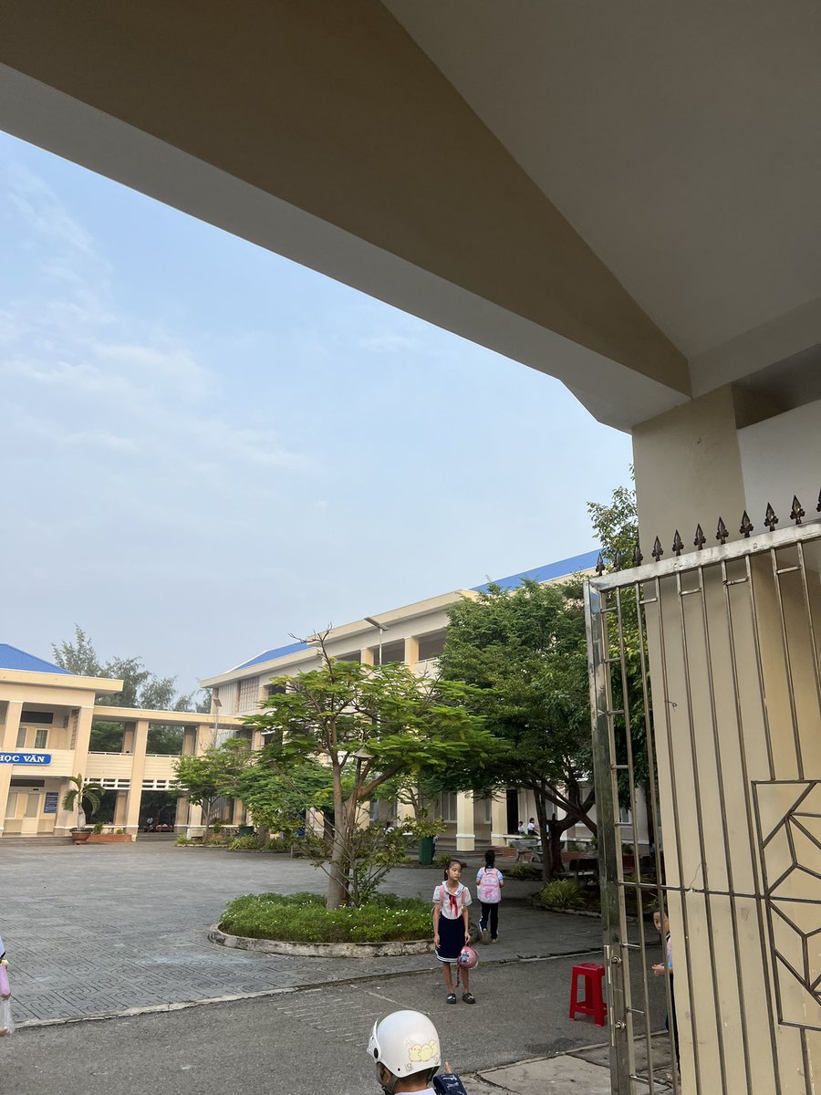 cryptobtc1M's tweet photo. Thời đại giờ khác lắm đừng bắt con em học hành quá nhiều. Hãy dạy chúng cách sinh tồn và thích nghi với mọi hoàng cảnh. 
Bằng cấp cao không đồng nghĩa với việc kiếm được nhiều tiền hơn hay cuộc sống tốt đẹp hơn trong thời đại số và công nghệ hoá mọi thứ. 
#xuhuong