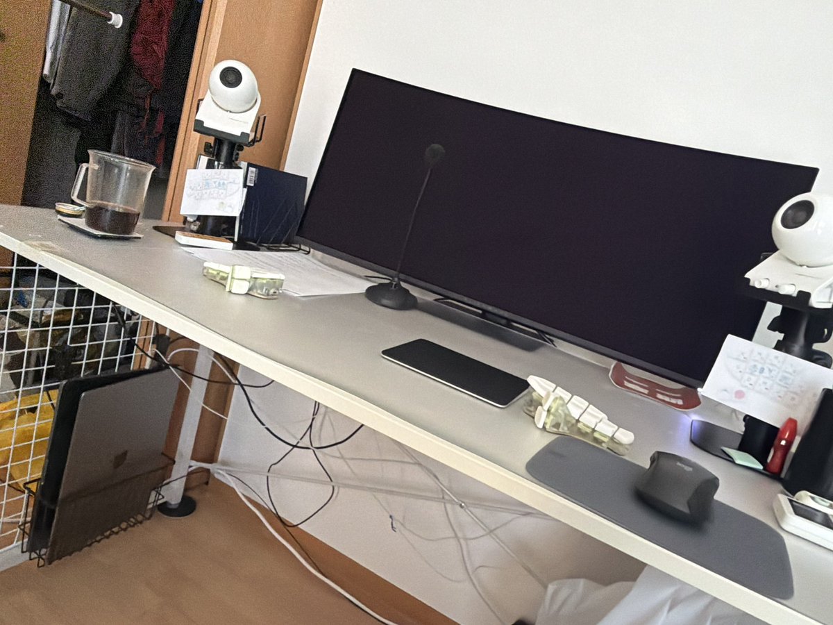 YanaseHiroki's tweet photo. Macbookを机上から足元に引越した。
#もっと早くやればよかったオブザイヤー https://t.co/WqUDI6hxzC