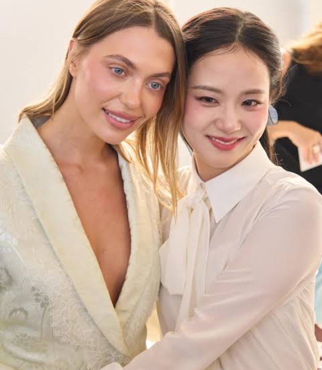PKitsamoej9164's tweet photo. เพิ่งทราบว่าคุณมาทิลด์ (Mathilde Favier) ที่ดูแลพี่จีซู (เหมือนลูกสาว) ทุกครั้งที่ไปงานของ Dior เสียชีวิตจากอุบัติเหตุรถยนต์พร้อมกับสามีเมื่อเดือนสิงหาคม 2026

ซึ่งงานแฟชั่นโชว์ Dior ล่าสุดพี่จีซูได้ถ่ายรูปคู่กับลูกสาวคุณมาทิลด์ มีการพูดคุยและเห็นทั้งคู่มีน้ำตาซึม (ส่วนเราร้องไห้ไปแล้วค่ะ😭)

คุณมาทิลด์เรียกได้ว่าเป็นแม่ทูนหัวของพี่จีซูได้เลย ทั้งคู่พบกันครั้งแรกตอนงาน Dior ในปี 2019 และทุกครั้งที่พี่จีซูไปงานที่ฝรั่งเศสจะได้รับการต้อนรับอย่างดีจนพี่เคยโพสประมาณว่า 'Mathilde ทำให้รู้สึกว่าปารีสเป็นเหมือนบ้านหลังที่สองอยู่เสมอ' 🤍

คุณมาทิลด์ทำงานในตำแหน่ง PR Director ให้กับ Dior Couture 

ขอแสดงความเสียใจด้วยนะคะ RIP 🙏🕊️