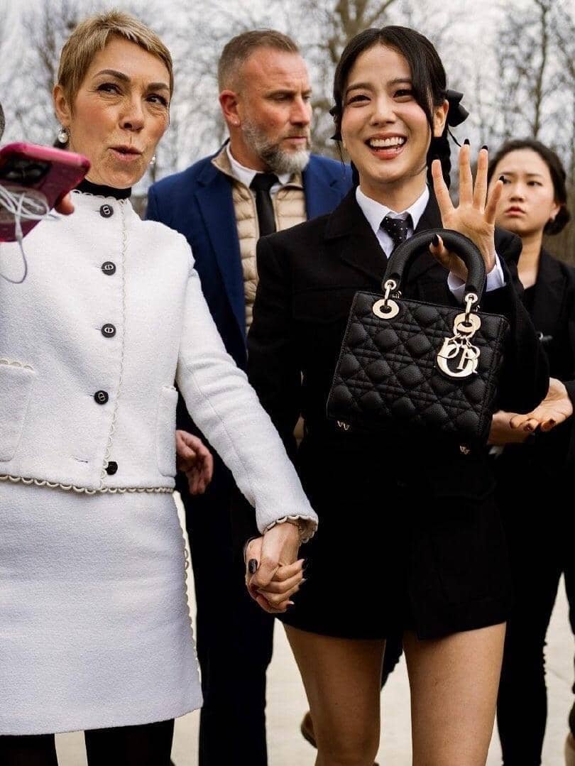 PKitsamoej9164's tweet photo. เพิ่งทราบว่าคุณมาทิลด์ (Mathilde Favier) ที่ดูแลพี่จีซู (เหมือนลูกสาว) ทุกครั้งที่ไปงานของ Dior เสียชีวิตจากอุบัติเหตุรถยนต์พร้อมกับสามีเมื่อเดือนสิงหาคม 2026

ซึ่งงานแฟชั่นโชว์ Dior ล่าสุดพี่จีซูได้ถ่ายรูปคู่กับลูกสาวคุณมาทิลด์ มีการพูดคุยและเห็นทั้งคู่มีน้ำตาซึม (ส่วนเราร้องไห้ไปแล้วค่ะ😭)

คุณมาทิลด์เรียกได้ว่าเป็นแม่ทูนหัวของพี่จีซูได้เลย ทั้งคู่พบกันครั้งแรกตอนงาน Dior ในปี 2019 และทุกครั้งที่พี่จีซูไปงานที่ฝรั่งเศสจะได้รับการต้อนรับอย่างดีจนพี่เคยโพสประมาณว่า 'Mathilde ทำให้รู้สึกว่าปารีสเป็นเหมือนบ้านหลังที่สองอยู่เสมอ' 🤍

คุณมาทิลด์ทำงานในตำแหน่ง PR Director ให้กับ Dior Couture 

ขอแสดงความเสียใจด้วยนะคะ RIP 🙏🕊️