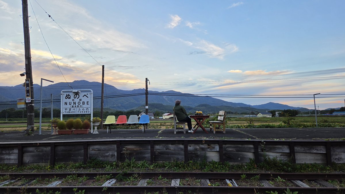 Daichi00145757's tweet photo. 形は違うけど、再び呼吸を始めた
#布部駅
この景色と駅を愛した、現在の���駅長の姿が凛々しく、誇らしげでした。
列車は来ないけど、駅から見える線路と景色は保存されました。
#北の国から
私もここでなにか企画したいなぁ。 https://t.co/6AKDOV5NdE