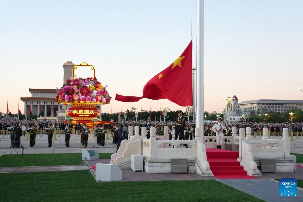 PDChinese's tweet photo. 【國慶升旗儀式在天安門廣場舉行】10月1日清晨，隆重的升國旗儀式在北京天安門廣場舉行，慶祝中華人民共和國成立77周年。 https://t.co/ZnbNYBw6aa