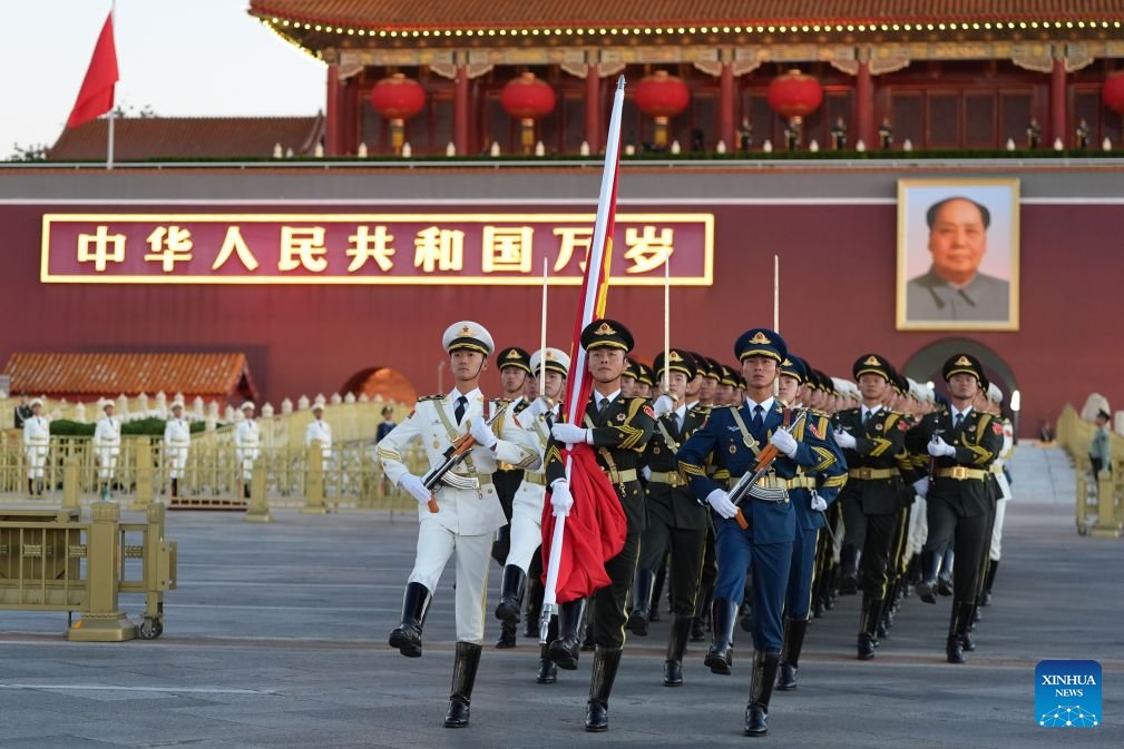 PDChinese's tweet photo. 【國慶升旗儀式在天安門廣場舉行】10月1日清晨，隆重的升國旗儀式在北京天安門廣場舉行，慶祝中華人民共和國成立77周年。 https://t.co/ZnbNYBw6aa
