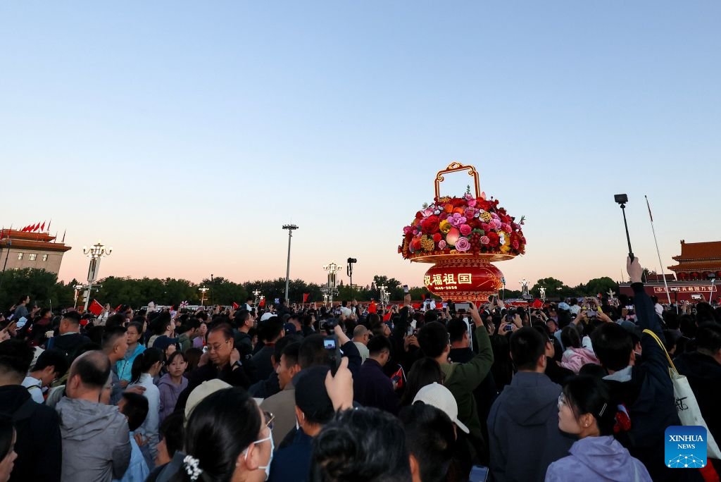 PDChinese's tweet photo. 【國慶升旗儀式在天安門廣場舉行】10月1日清晨，隆重的升國旗儀式在北京天安門廣場舉行，慶祝中華人民共和國成立77周年。 https://t.co/ZnbNYBw6aa