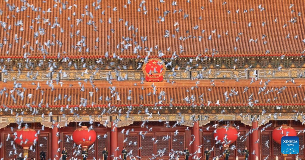 PDChinese's tweet photo. 【國慶升旗儀式在天安門廣場舉行】10月1日清晨，隆重的升國旗儀式在北京天安門廣場舉行，慶祝中華人民共和國成立77周年。 https://t.co/ZnbNYBw6aa