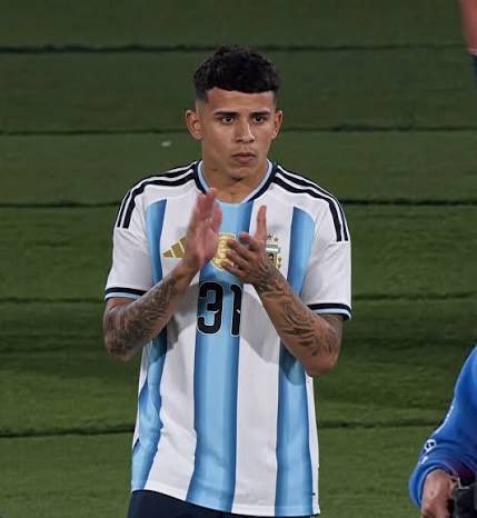 BongoBerta's tweet photo. 🇦🇷 5 debuts con la selección mayor de Argentina contra Bolivia:

🆕 Román Vega.
🆕 Santiago Simón.
🆕 Equi Fernández.
🆕 Leonel Flores.
🆕 Valentín Gómez.

Cambio de ciclo 🔁 https://t.co/w1K7uU4mM9