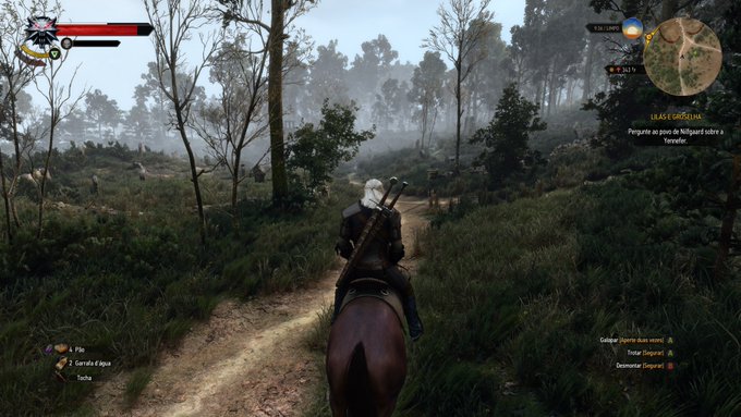 Geralt of Rivia rides his horse Roach along a foggy dirt path through a forest in The Witcher 3, with the quest marker "LILAS E GOSSYPHARYL — Pergunte ao povo de Nilfgaard sobre o Yennefer" visible on the right HUD. The image captures the game's atmospheric 2015 graphics that the poster still considers perfect.