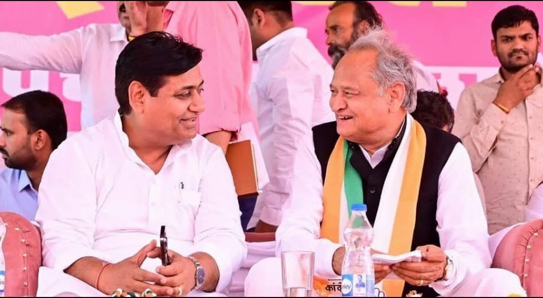 ashokgehlot51's tweet photo. राजस्थान प्रदेश कांग्रेस कमेटी के अध्यक्ष, मंत्रिमंडल में मेरे साथी रहे श्री गोविन्द सिंह डोटासरा को जन्मदिन पर हार्दिक बधाई एवं शुभकामनाएं।

मैं ईश्वर से आपके स्वस्थ एवं दीर्घायु जीवन की प्रार्थना करता हूं।
@GovindDotasra https://t.co/OJjQ5p6jJK