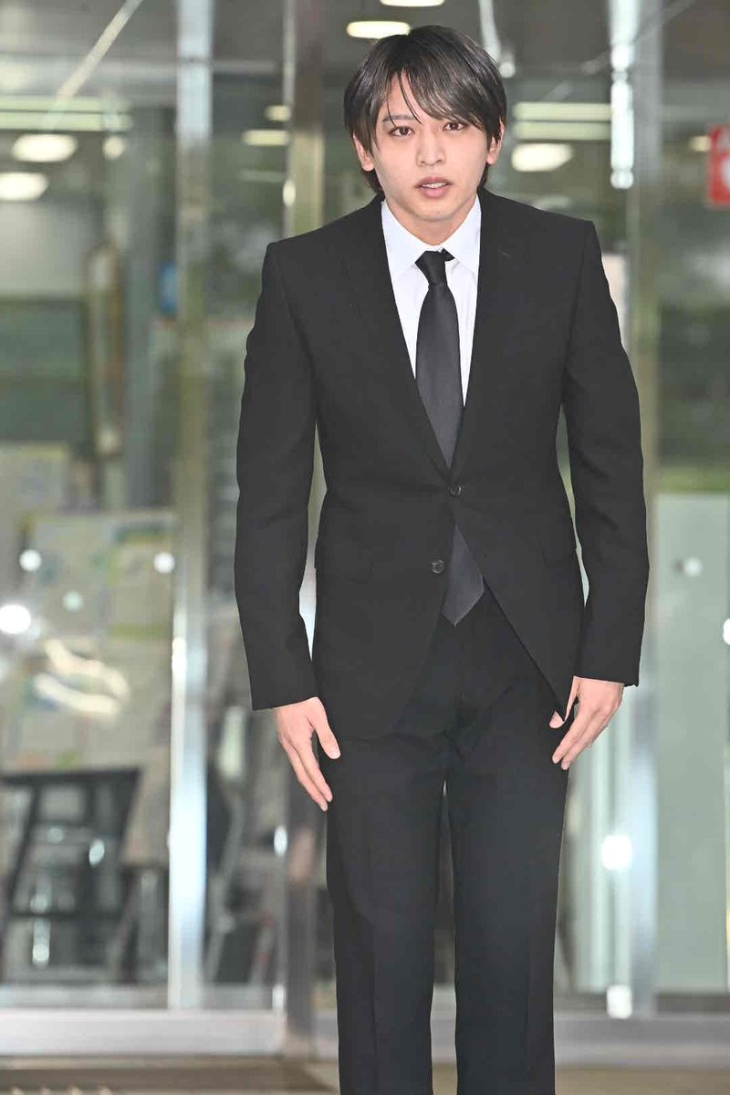jefamily_th's tweet photo. [ข่าวด่วน!] STARTO ประกาศยกเลิกสัญญา Inomata Shuto โดยวง timelesz จะดำเนินกิจกรรมต่อไปด้วยเม็มเบอร์ 7 คน

STARTO ENTERTAINMENT ออกแถลงการณ์บนเว็บไซต์ระบุว่า ได้ทำการยกเลิกสัญญากับทาเลนท์ Inomata Shuto เม็มเบอร์วง timelesz เนื่องจากฝ่าฝืนสัญญาร้ายแรง หลังถูกจับกุมข้อหาทำร้ายร่างกาย โดยพิจารณาแล้วอยู่ภายใต้โทษของการยกเลิกสัญญา

เพื่อเป็นการตอบสนองต่อเหตุการณ์ที่เกิดขึ้น ทางค่ายได้ทำการสัมภาษณ์กับ Inomata เพื่อยืนยันข้อเท็จจริง หลังจากพิจารณาอย่างระมัดระวังแลัหารือเกี่ยวกับมาตรการในอนาคต คณะกรรมการบริหารได้ตัดสินใจยกเลิกสัญญาของเขาในการประชุมเมื่อวันที่ 29 กันยายนที่ผ่านมา

Inomata อยุ่ระหว่างการได้รับการปล่อยตัวชั่วคราว ในขณะที่การสืบสวนยังคงดำเนินการต่อไป บริษัทอธิบายว่า “โทษอาญายังไม่ได้รับข้อสรุป” โดยให้ข้อมูลว่าการยกเลิกสัญญาเป็นการตัดสินใจบนสัญญาของเขากับบริษัทโดยไม่เกี่ยวข้องกับโทษทางอาญาของกฎหมาย

นอกจากนี้ ทางบริษัทยังอธิบายเพิ่มเติมว่าการยกเลิสัญญาเป็นการตัดสินใจโดยฝ่ายบริหาร และไม่ได้ปล่อยให้เม็มเบอร์ที่เหลือ 7 คนเป็นคนตัดสินใจขั้นสุดท้าย รวมถึงไม่ได้ปล่อยความรับผิดชอบเกี่ยวกับการลงโทษทางวินัยให้กับเม็มเบอร์ นอกจากนี้ มีการยืนยันว่าเม็มเบอร์คนอื่นไม่มีการรู้ล่วงหน้าหรือมีส่วนร่วมกับพฤติกรรมที่มีปัญหานั้น และไม่มีข้อเท็จจริงที่ชี้ได้ว่าพวกเขารับรู้ถึงสัญญาณใดๆที่จะทำให้พวกเขาคาดการณ์เหตุการณ์ล่วงหน้าได้

ทางบริษัทได้อธิบายเบื้องหลังและเหตุผลในการยกเลิกสัญญาให้กับเม็มเบอร์แล้ว โดยเม็มเบอร์ยอมรับการตัดสินใจ และตัดสินใจเดินหน้าทำกิจกรรมในฐานะวง 7 คน โดยมี Inomata ออกจากวงไปต่อไป

STARTO ยังเน้นย้ำว่า “พวกเราถือว่าเรื่องนี้เป็นเรื่องที่จริงจังสูงสุด” และทางบริษัทจะเพิ่มความพยายามในปัจจุบันให้มากขึ้นไปอีกในการย้ำเตือนทาเลนท์ในสังกัดถึงแนวคิดพื้นฐานว่าการทำงานในวงการบันเทิงเกิดขึ้นได้ผ่านการสนับสนุนของแฟนๆ และผู้มีส่วนได้เสียอื่น ๆ

ในขณะเดียวกัน ทางบริษัทขอให้สาธารณะชนหลักเลี่ยงการรายงานข่าวที่มากเกินไป หรือการด่าทอโดยไม่ระบุตัวตนไปยัง Inomata และเหยื่อ