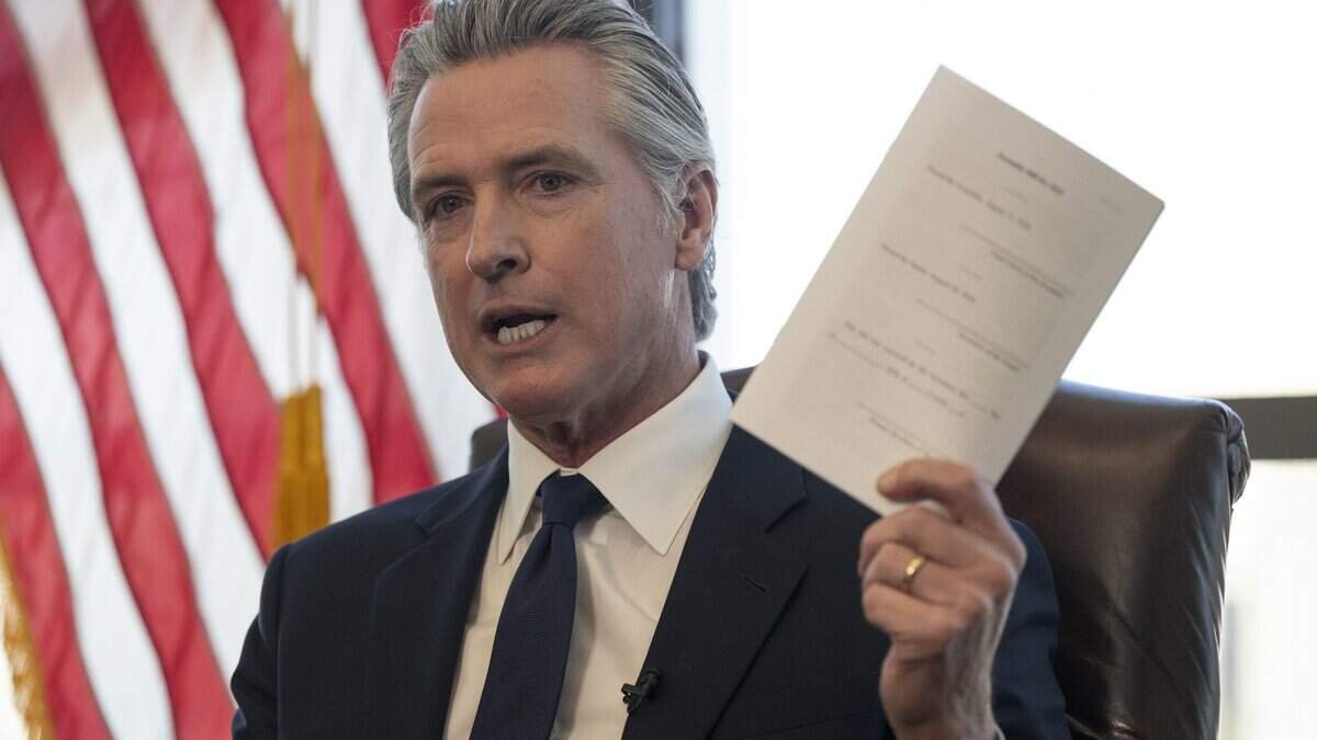 theredlinehq's tweet photo. TRACKED CHANGES: California just became the first state to pass a law governing how lawyers use AI.

Gov. Newsom signed SB 574, barring lawyers from handing legal practice to AI or entering confidential information into AI tools without privacy protections, Bloomberg reports. https://t.co/Q0Ag8v0gJL