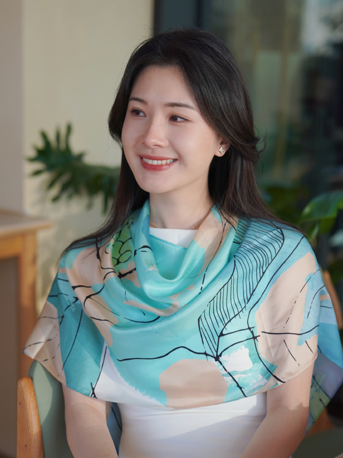 thisis_audr_375's tweet photo. This exquisite scarf matches Yifu's elegant performance at the art show. Its delicate texture never fails to filter out the hustle of daily life, bringing a gentle artistic vibe. https://t.co/xELgkJjsWa