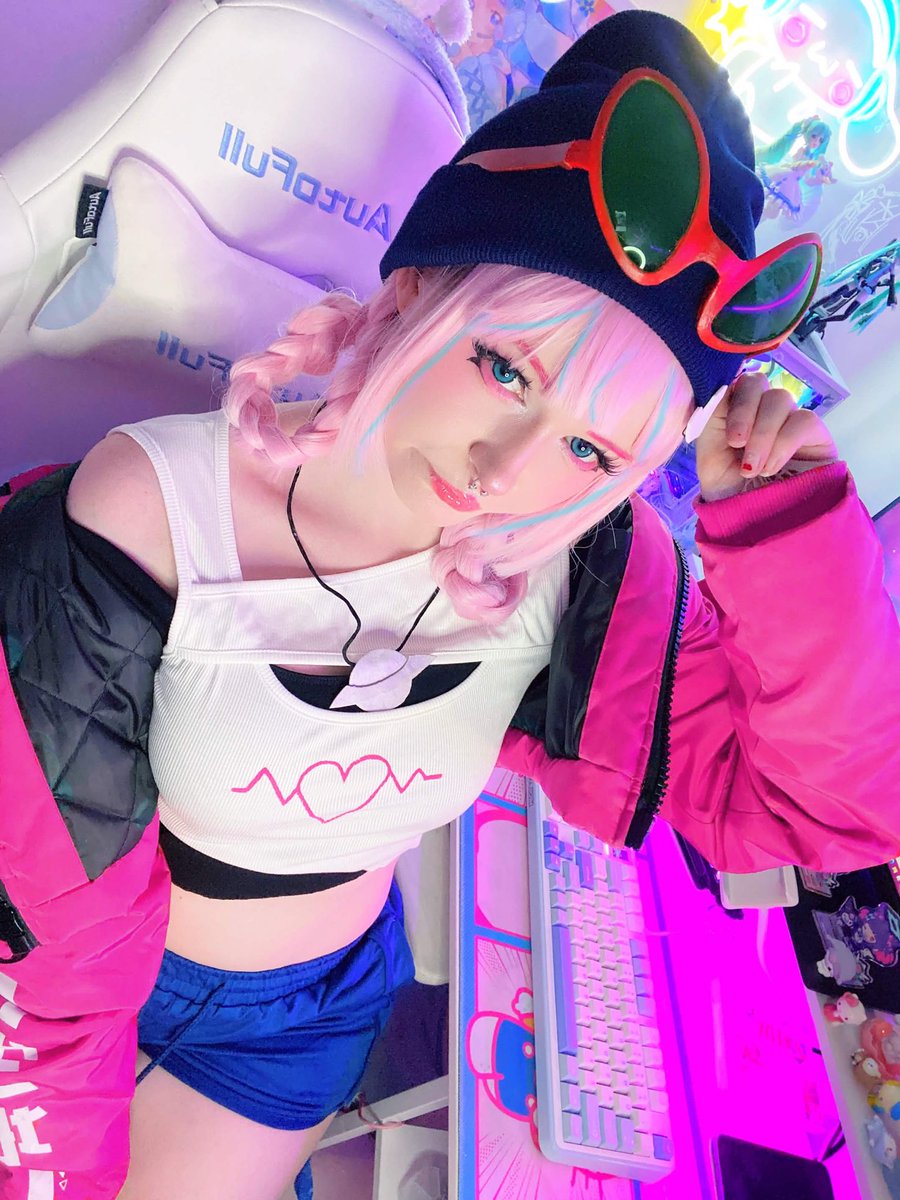 strawbysake's tweet photo. My closet juno cosplays 🌙💜
(Cosplays that cost me £0-£30 to put together) 
#junooverwatch https://t.co/F1GiOgL2Jc