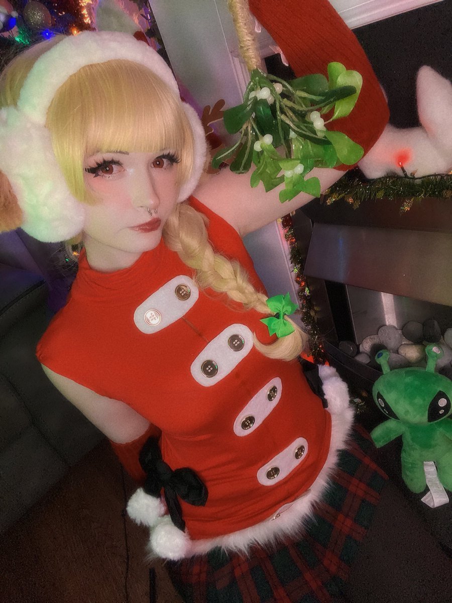 strawbysake's tweet photo. My closet juno cosplays 🌙💜
(Cosplays that cost me £0-£30 to put together) 
#junooverwatch https://t.co/F1GiOgL2Jc