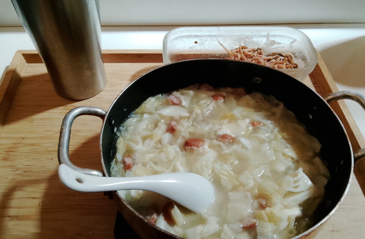 Flve_Stqr's tweet photo. 今日のお昼ごはんはチーズおじや。
薄味が感じられる様になった！
100㌫とまでは行かんけど昨日より(･∀･)ｲｲ!!
なんでたまご入れんかったんやろ？
体調不良と光合成不足でやる気が出ん。
ちょっと晴れてきたから太陽浴びて元気になりたい彡(ﾟ)(ﾟ)
#自炊
#ズボラ飯 https://t.co/dqtD3OFQx9