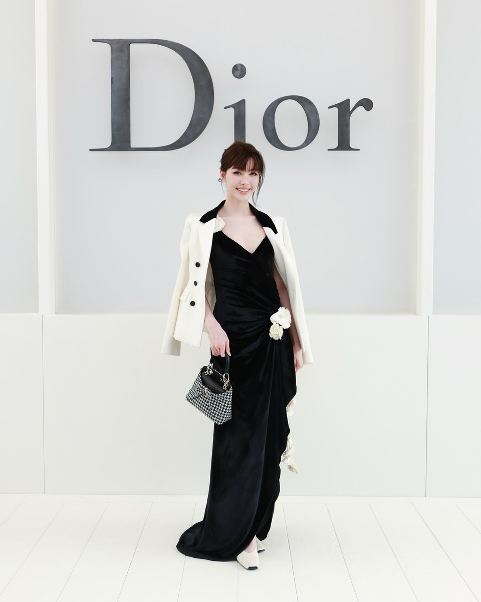m_serpenti's tweet photo. Celebrating the artistry of Dior, Orm Kornnaphat joins the Dior Summer 2027 Women’s Show in Paris, radiating elegance and a distinctive sense of style 🤍✨🌟

#OrmKornnaphat #LingOrmDiorSummer27 
#Dior #DiorSummer27 #PFW @XFashion https://t.co/pEF5jbRcFm