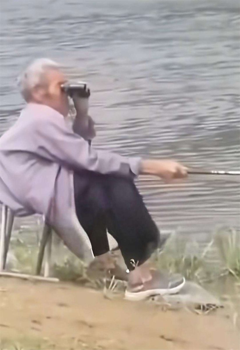 terre_loop__7c5's tweet photo. Just got a fishing rod to prevent the wily guy from pestering me near the bodhi tree! https://t.co/M7cjdsuJVD