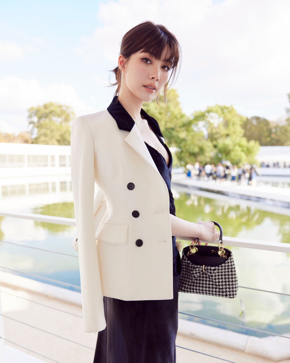 m_serpenti's tweet photo. Celebrating the artistry of Dior, Orm Kornnaphat joins the Dior Summer 2027 Women’s Show in Paris, radiating elegance and a distinctive sense of style 🤍✨🌟

#OrmKornnaphat #LingOrmDiorSummer27 
#Dior #DiorSummer27 #PFW @XFashion https://t.co/pEF5jbRcFm