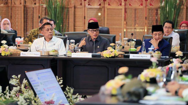 Dr17070's tweet photo. Menteri Desa dan Pembangunan Daerah Tertinggal *Yandri Susanto* menegaskan kesiapan Kemendes PDT mendukung perluasan program Perlindungan Sosial (Perlinsos) dengan melibatkan melibatkan Pendamping Desa di 37 provinsi sebagai agen Perlinsos.
#KementerianDesaPDT https://t.co/86bqlX9C18